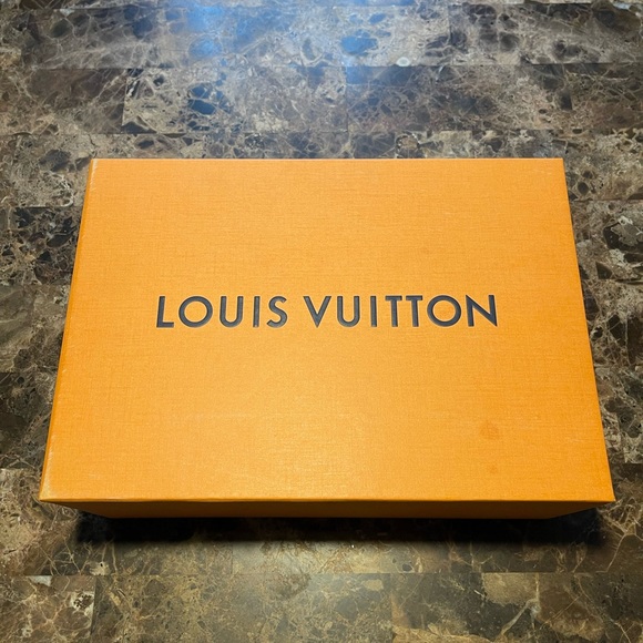 Authentic Louis Vuitton sneakers - Picture 12 of 14